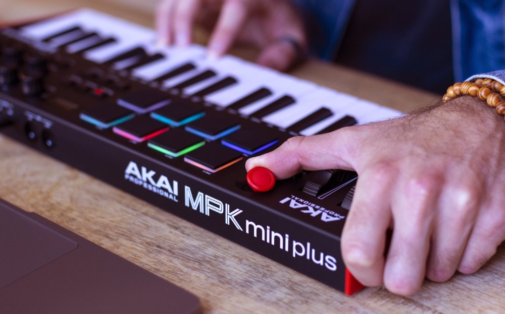 Akai Professional MPK Mini Plus - GEARLOUNGE