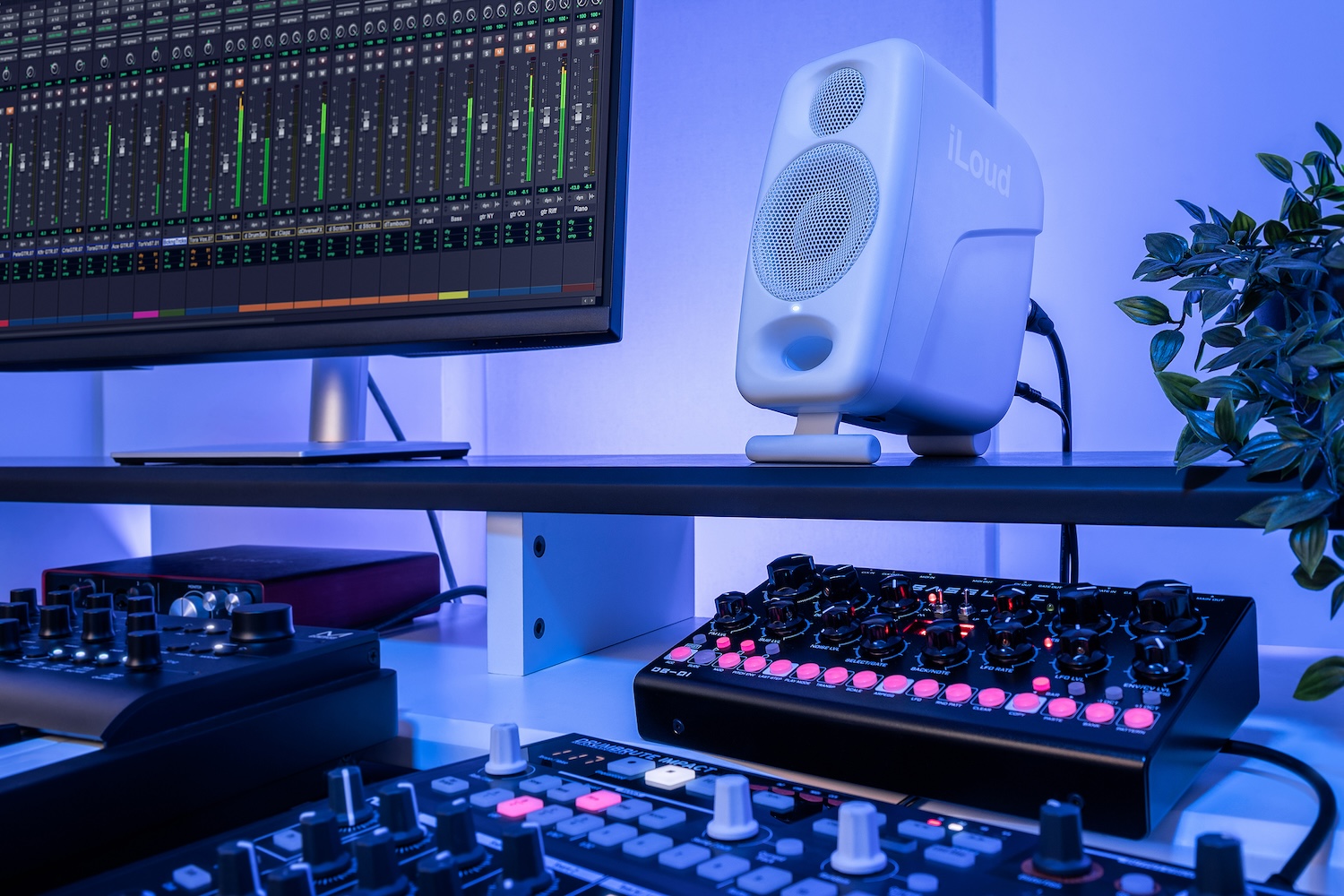 IK Multimedia] iLoud Micro Monitor Pro White 출시 - GEARLOUNGE